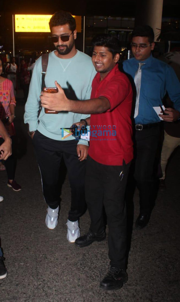 photos deepika padukone janhvi kapoor and others snapped at the airport 01
