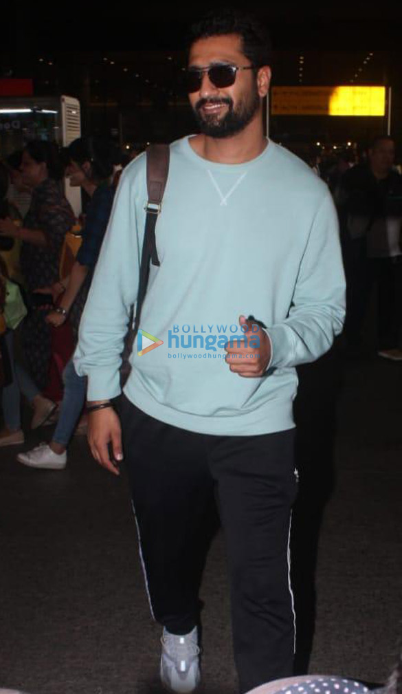 photos deepika padukone janhvi kapoor and others snapped at the airport 223