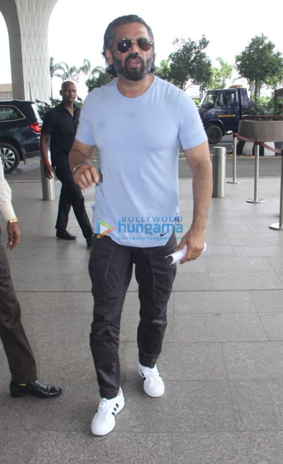 photos deepika padukone kareena kapoor khan kajol and others snapped at the airport 1