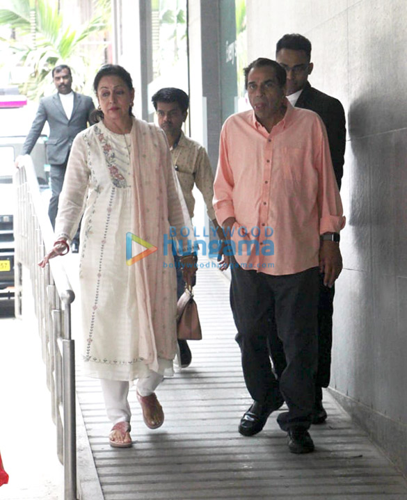 photos dharmendra and hema malini spotted at hinduja hospital 3