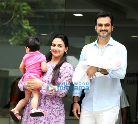 photos esha deol snapped with her new born baby at hinduja hospital in khar 3
