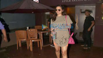 Photos: Esha Gupta spotted at Nail Spa salon in Khar