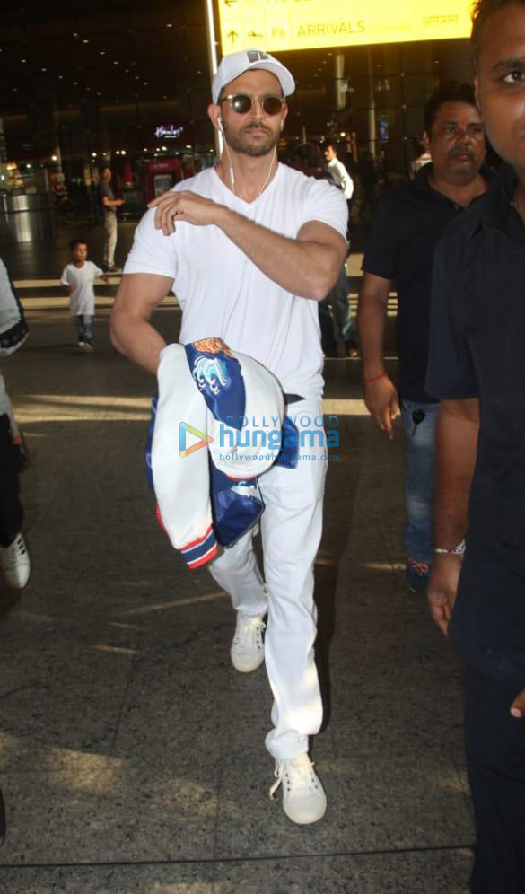 photos hrithik roshan dhanush and others snapped at the airport 4