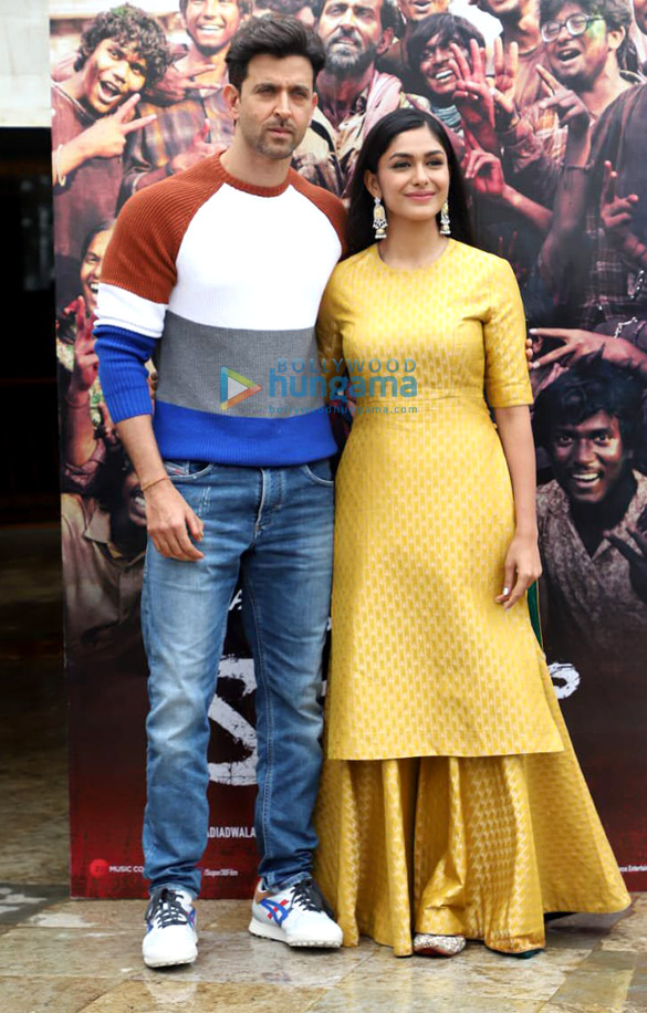 photos hrithik roshan and mrunal thakur snapped during super 30 promotions 6 2