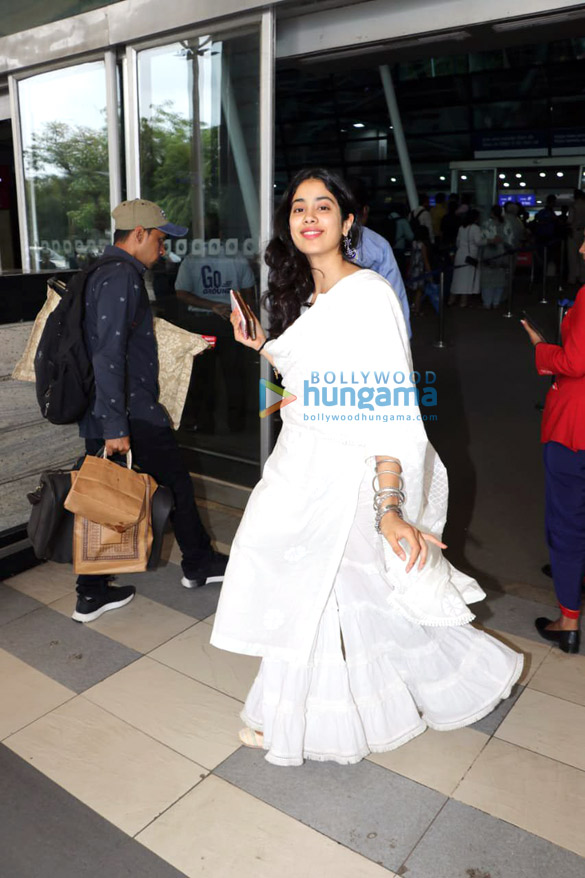 Photos: Janhvi Kapoor, Kriti Sanon, Kartik Aaryan and others snapped at the airport