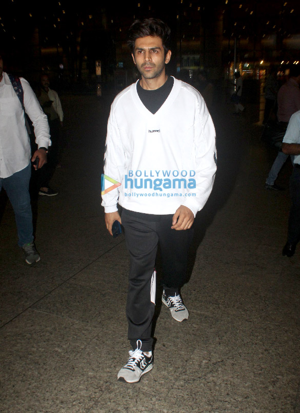 photos kartik aaryan and evelyn sharma snapped at the airport 1