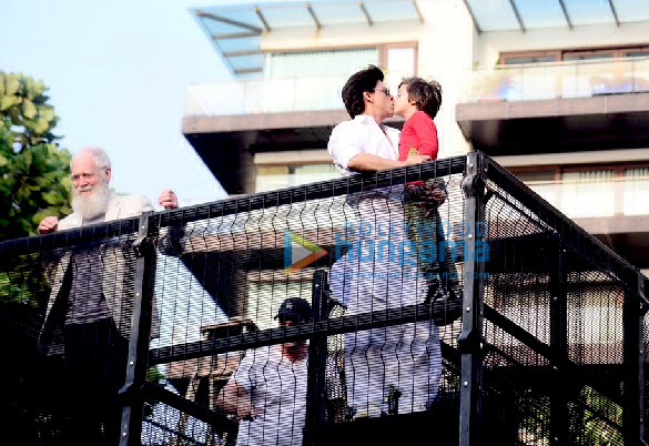 photos shah rukh khan snapped greeting fans at mannat during eid celebration 4