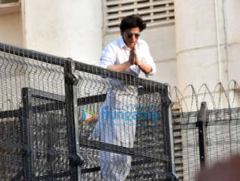 Photos: Shah Rukh Khan snapped greeting fans at Mannat during Eid celebration