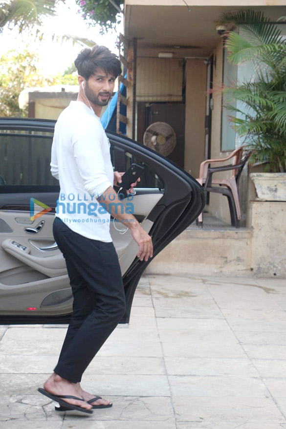 photos shahid kapoor spotted in santacruz 3