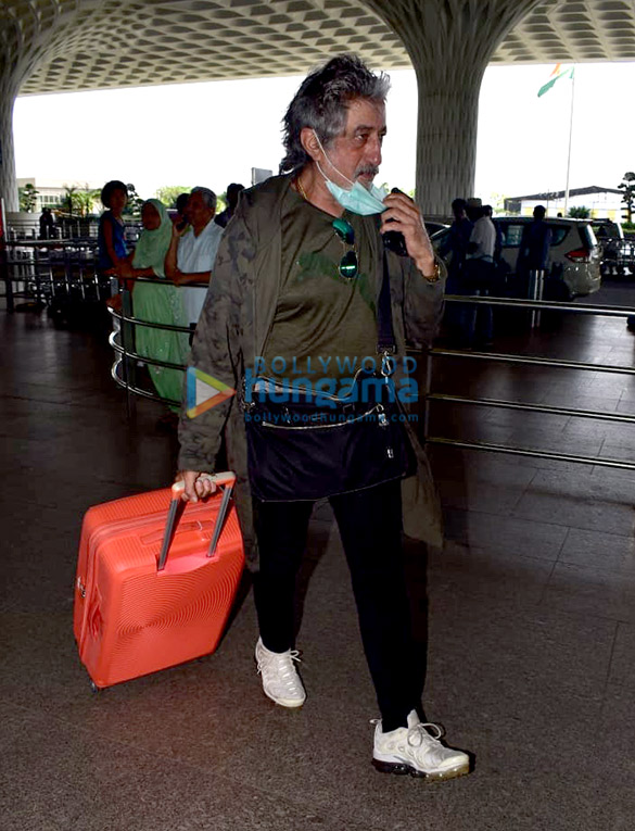 photos shakti kapoor and madhoo snapped at the airport 4