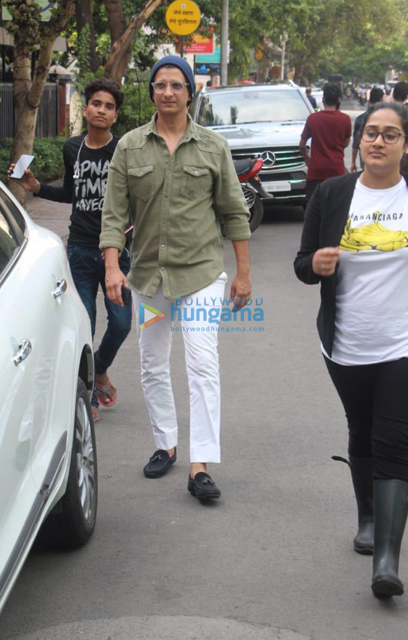 Photos: Sharman Joshi snapped in Bandra Photos: Sharman Joshi snapped in Bandra