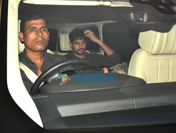 photos sidharth malhotra snapped at karan johars residence in bandra 3