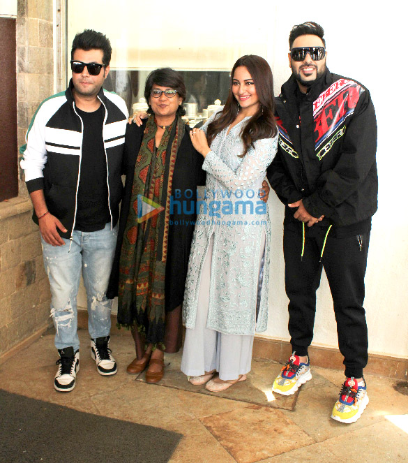 Photos: Sonakshi Sinha, Varun Sharma and Badshah spotted promoting their film ’Khandaani Shafakhana’ Photos: Sonakshi Sinha, Varun Sharma and Badshah spotted promoting their film ’Khandaani Shafakhana’