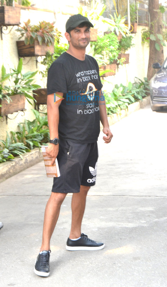 photos sushant singh rajput snapped in mumbai 3