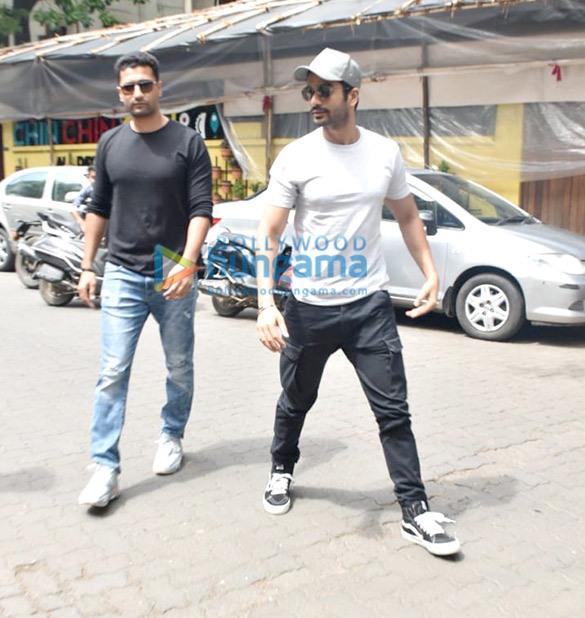 photos vicky kaushal and sunny kaushal snapped with their parents at bayroute in juhu 6