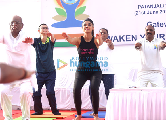 shilpa shetty snapped celebrating world yoga day at gateway of india 5
