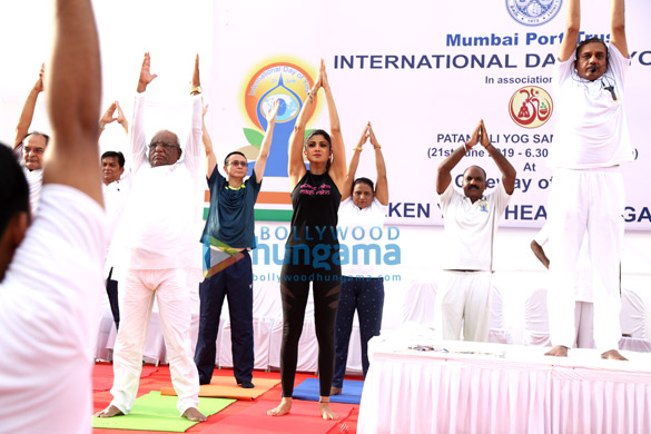 shilpa shetty snapped celebrating world yoga day at gateway of india 6