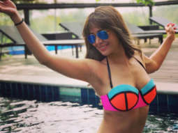 HOT! Mohabbatein actress Kim Sharma flaunts her svelte frame as she sizzles in this colourful bikini!