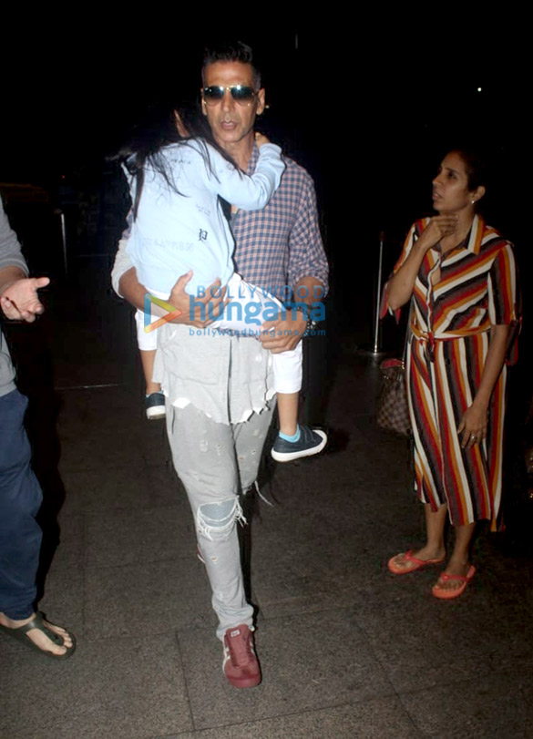Photos: Akshay Kumar and Twinkle Khanna snapped at the airport