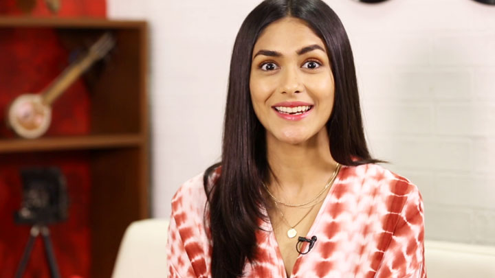 HEARTFELT : “The BEST compliment that I received from HRITHIK is…”: Mrunal Thakur | Super 30 HEARTFELT : “The BEST compliment that I received from HRITHIK is…”: Mrunal Thakur | Super 30