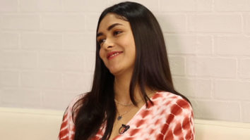 HILARIOUS Mrunal Thakur: SRK or HRITHIK? | LOOKS or INTELLIGENCE? | Super 30 | Trickiest Rapid Fire