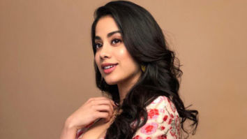Janhvi Kapoor receives a special note on the sets of RoohiAfza