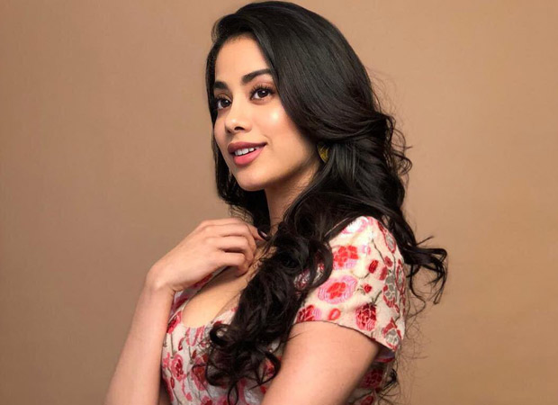 Janhvi Kapoor receives a special note on the sets of RoohiAfza