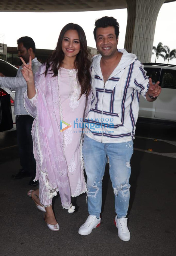 photos akshay kumar pooja hegde anil kapoor and others snapped at the airport 002