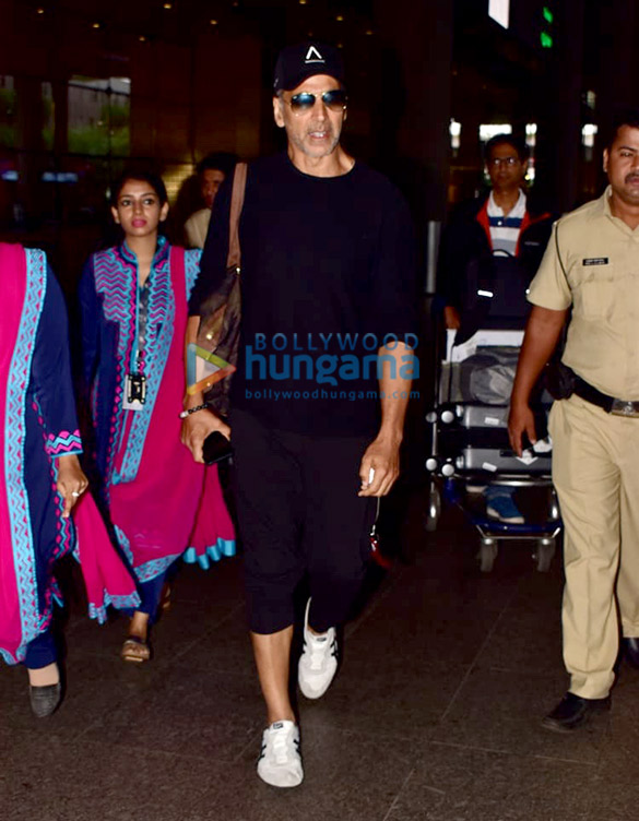 photos akshay kumar pooja hegde anil kapoor and others snapped at the airport 8