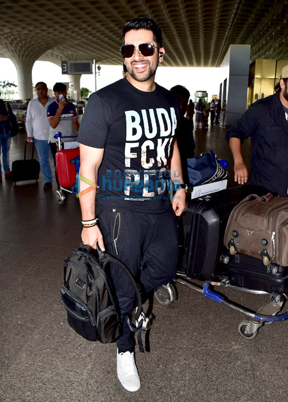 photos akshay kumar and aftab shivdasani snapped at the airport 2