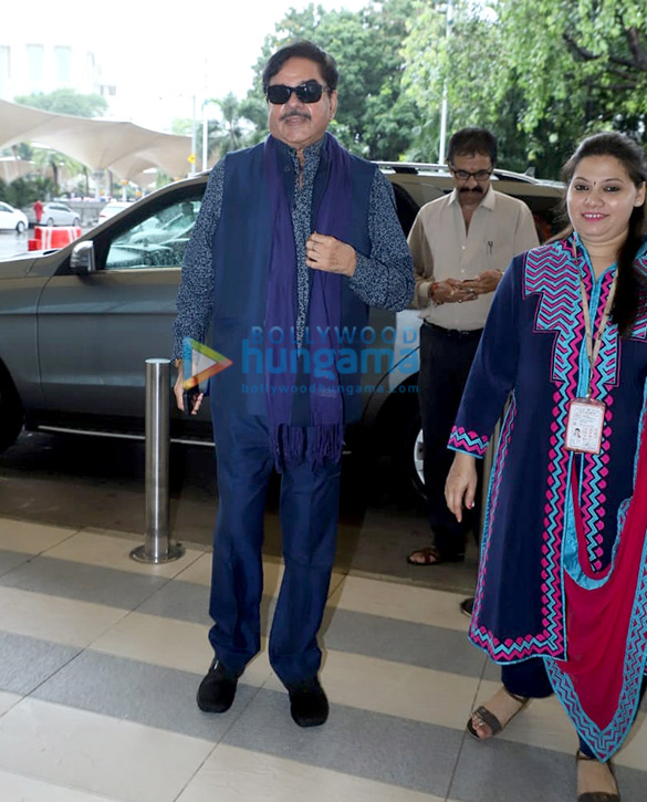 photos ananya pandey shatrughan sinha and others snapped at the airport 4