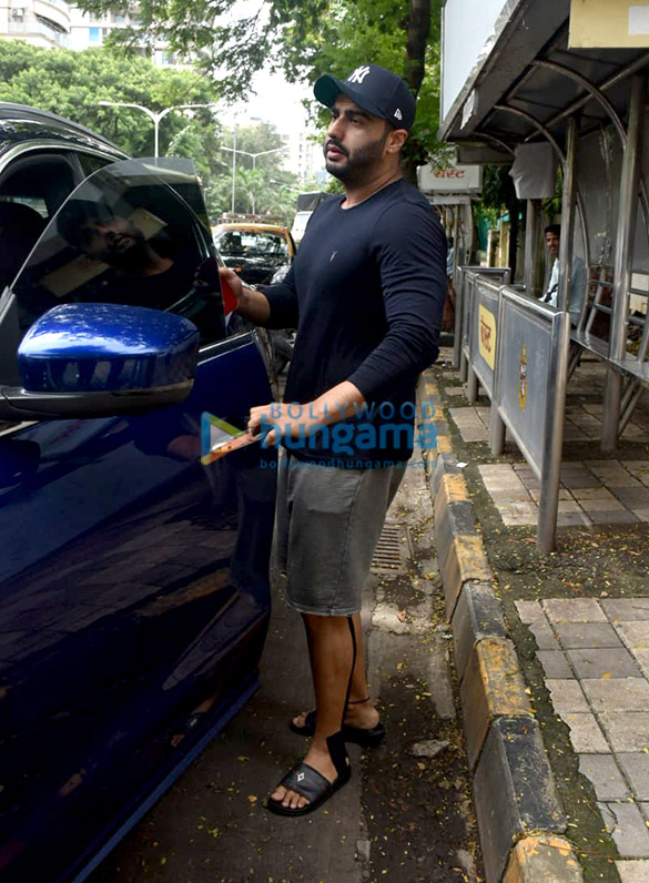 photos arjun kapoor and kriti kharbanda snapped at a clinic in juhu 3