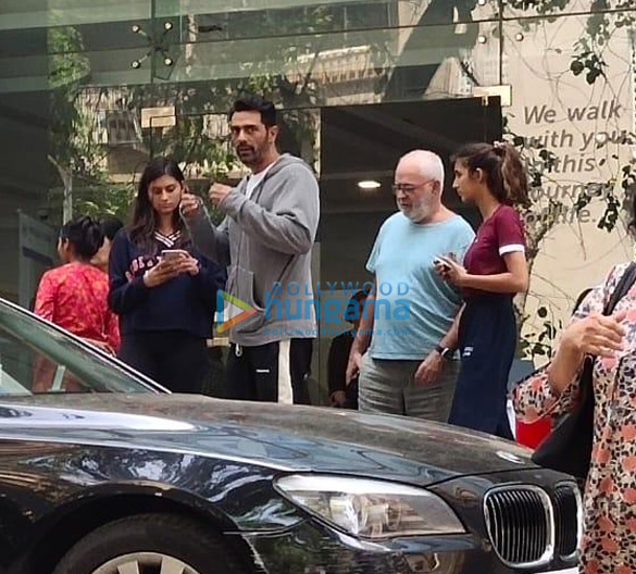 photos arjun rampal spotted outside hinduja hospital 1