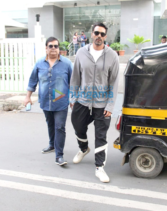photos arjun rampal spotted outside hinduja hospital 2