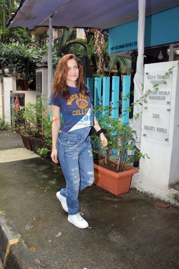 photos elli avrram spotted in bandra 3