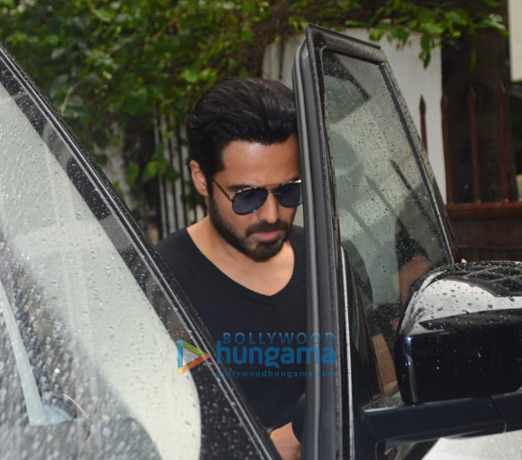 Photos: Emraan Hashmi snapped in Juhu Photos: Emraan Hashmi snapped in Juhu