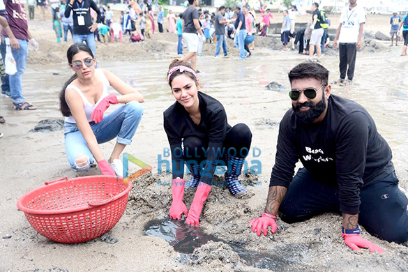 photos esha gupta sushant singh and naveli deshmukh snapped attending the 100th week of dadar beach cleanup 3