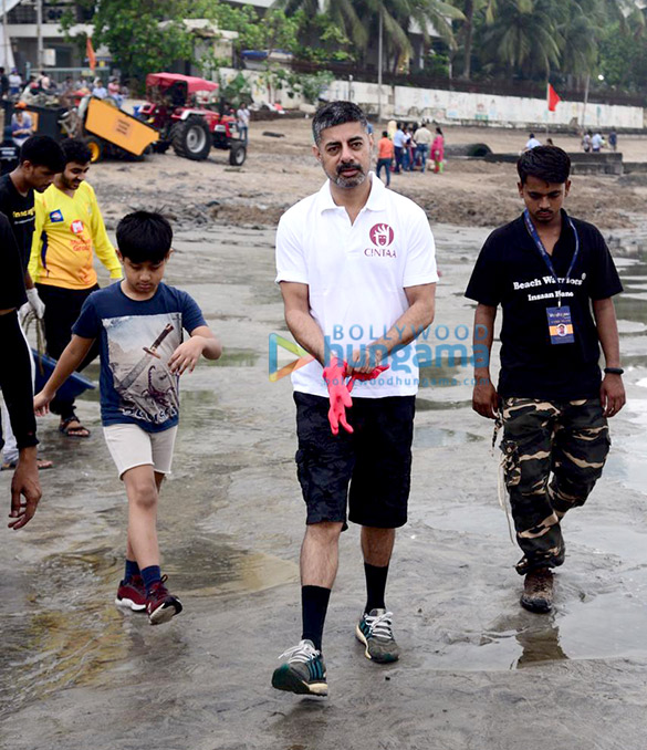 photos esha gupta sushant singh and naveli deshmukh snapped attending the 100th week of dadar beach cleanup 5