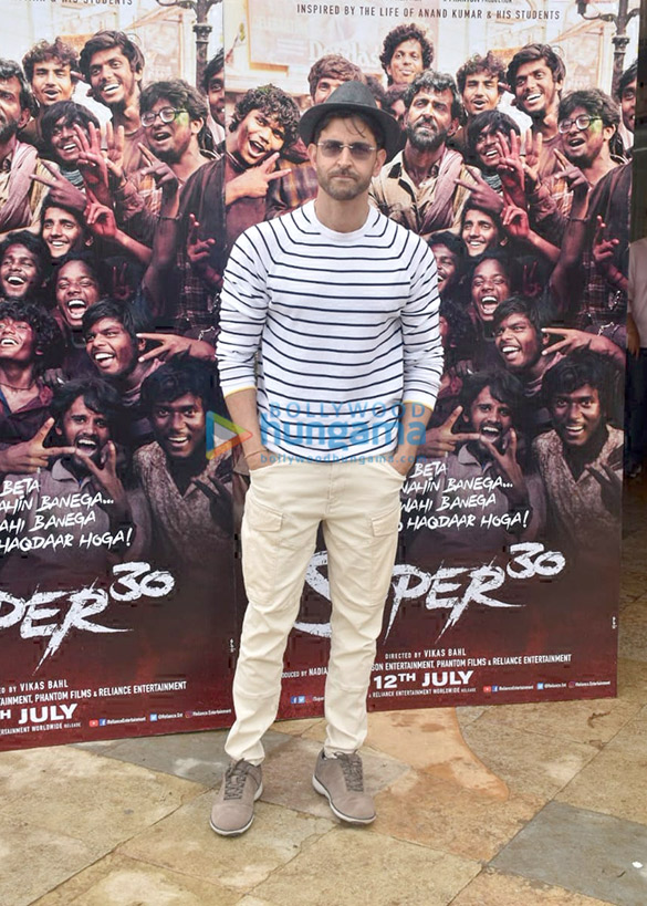 photos hrithik roshan and mrunal thakur snapped during super 30 promotions 1 3
