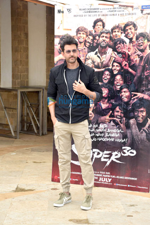 photos hrithik roshan snapped during super 30 promotions 3