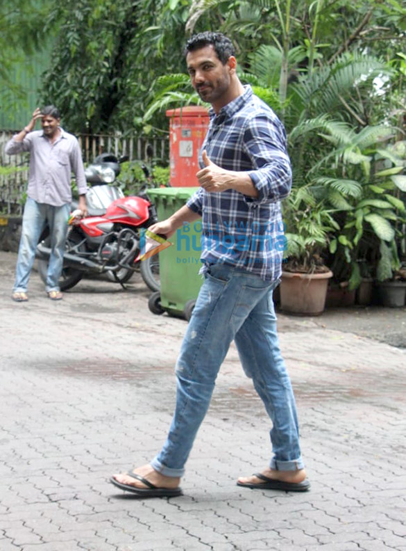 photos john abraham spotted at tip toe in juhu 5