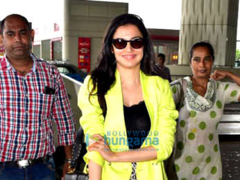 Photos: Kareena Kapoor Khan, Mahima Choudhary, Gulshan Grover and Manoj Bajpayee snapped at the airport