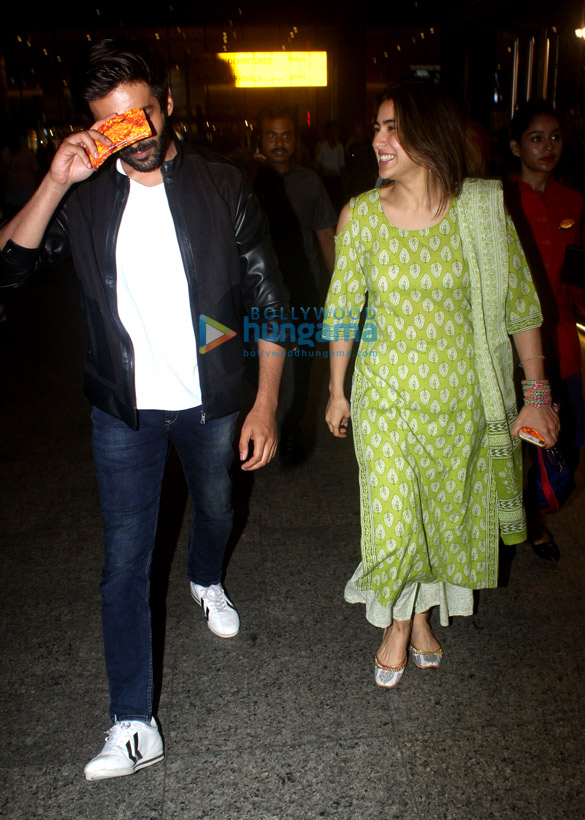photos kartik aaryan sara ali khan and sunny deol snapped at the airport 3