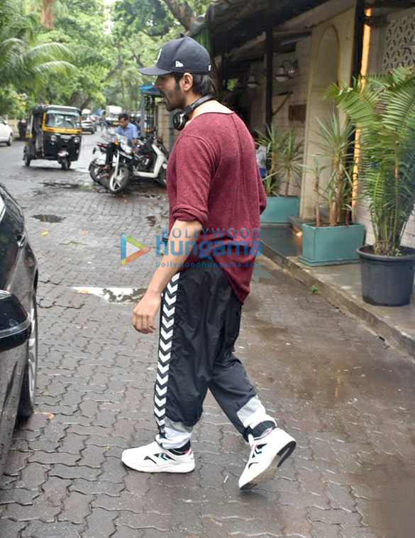 photos kartik aaryan snapped at dance class in juhu 4