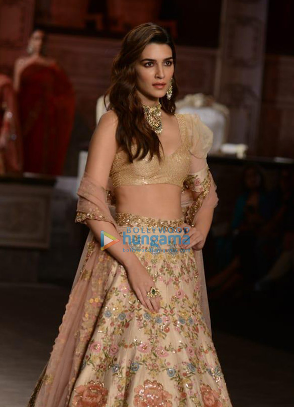 photos kriti sanon turns showstopper for shyamal and bhumika at india couture week 2019 6