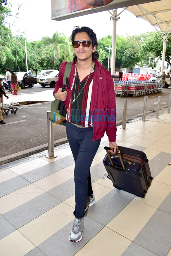 photos nushrat bharucha karisma kapoor and others snapped at the airport 3