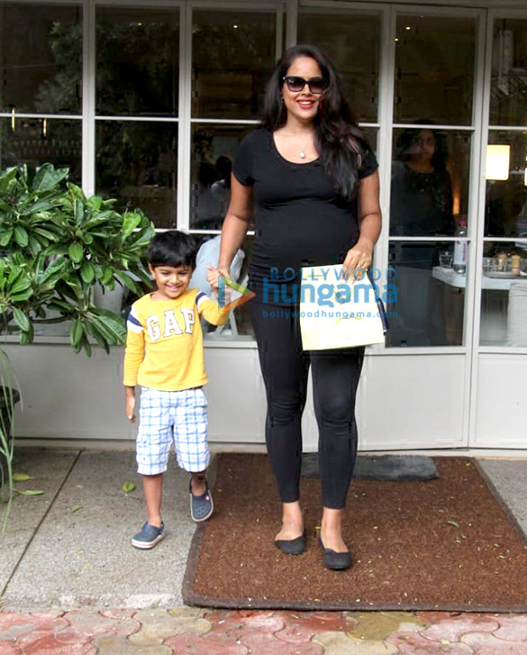 photos sameera reddy spotted at sequel in bandra 3