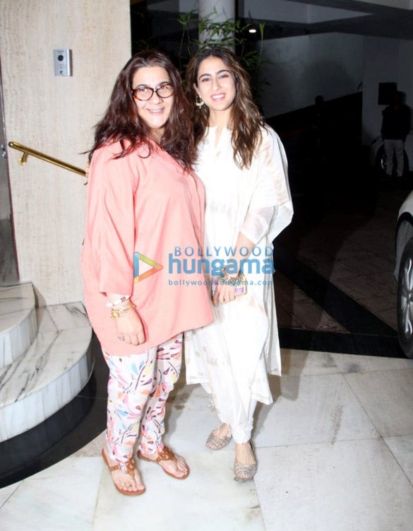 photos sara ali khan snapped with her mom amrita singh at manish malhotras residence 1