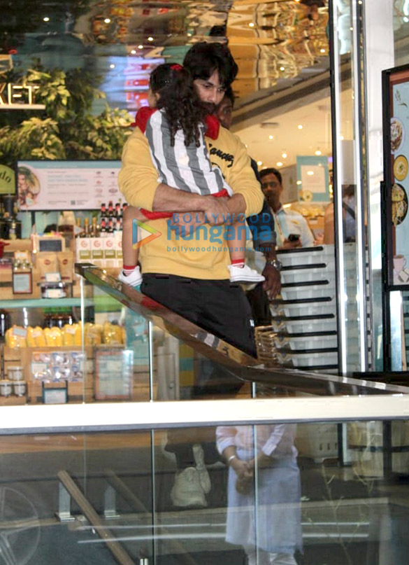 photos shahid kapoor and misha kapoor snapped at foodhall in khar 1