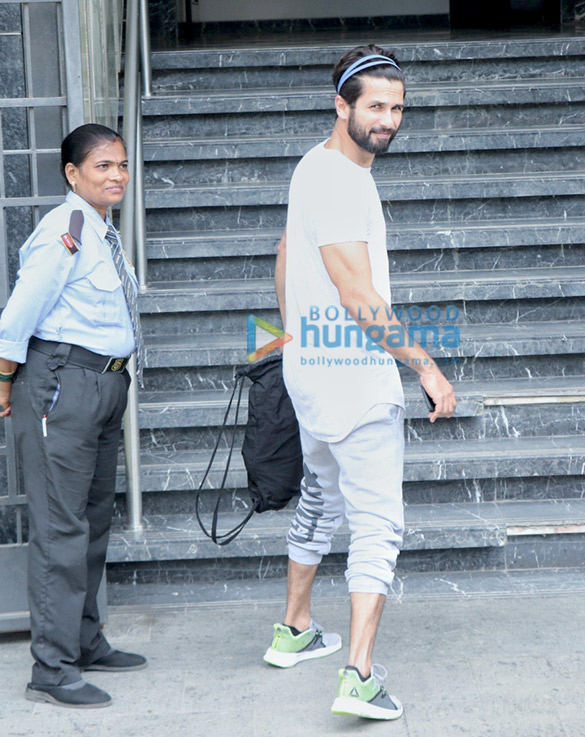 Photos: Shahid Kapoor snapped at the gym Photos: Shahid Kapoor snapped at the gym